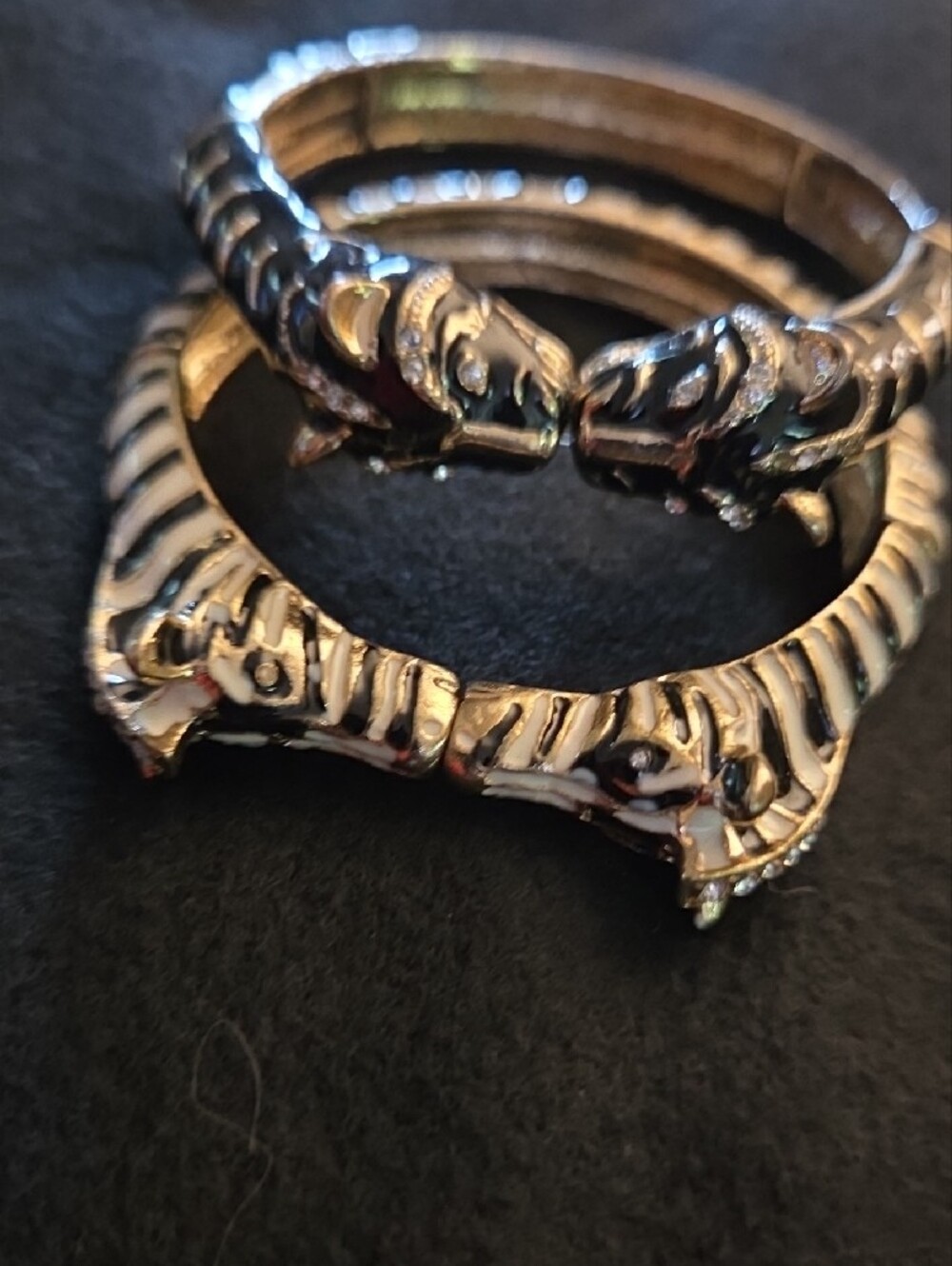 Gold-Tone Women's Hinged Bracelet - Decorative Claw Design